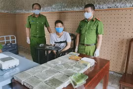 Đối tượng Mùa A Cúng và vật chứng liên quan. (Ảnh: TTXVN)