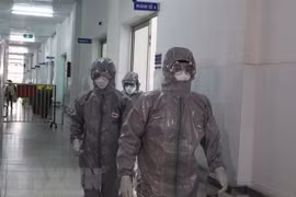 Các bác sỹ Bệnh viện Chợ Rẫy Thành phố Hồ Chí Minh mặc trang phục bảo hộ trước khi vào khu vực cách ly bệnh nhân. (Ảnh minh họa: Đinh Hằng/TTXVN)