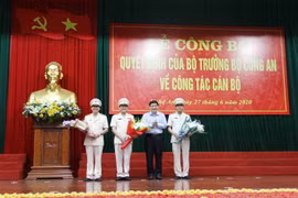 Phó Chánh Văn phòng Trung Ương Đảng Nguyễn Đắc Vinh tặng hoa chúc mừng tân giám đốc Công an tỉnh Nghệ An, tân giám đốc Công an tỉnh tỉnh Hà Tĩnh và thiếu tướng Nguyễn Hữu Cầu nghỉ hưu theo chế độ. (Ảnh: Nguyễn Oanh/TTXVN)