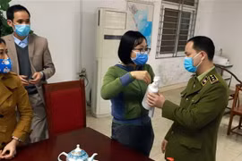 Thành viên đoàn công tác kiểm tra xuất xứ nước khử trùng ở một doanh nghiệp chế biến gỗ xuất khẩu tại Khu công nghiệp Bá Thiện, huyện Bình Xuyên. (Ảnh: Hoàng Hùng/TTXVN)