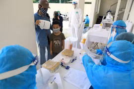 Trung tâm Văn hóa Thông tin và Thể Thao quận Đống Đa (237 Đặng Tiến Đông) là nơi xét nghiệm cho người dân quận Đống Đa trở về từ Đà Nẵng. (Ảnh: Thành Đạt/TTXVN)