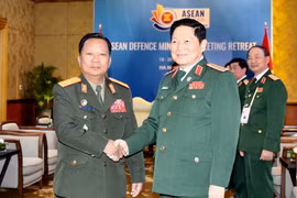 Bộ trưởng Bộ Quốc phòng Ngô Xuân Lịch gặp song phương Bộ trưởng Bộ Quốc phòng Lào Chansamone Chanyalath. (Ảnh: Dương Giang/TTXVN)