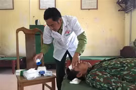 Lực lượng quân y chăm sóc các thuyền viên ngay sau khi được đưa lên bờ. (Ảnh: TTXVN)