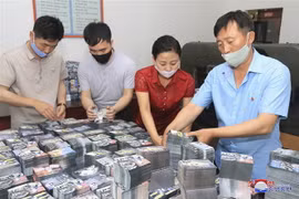 Người dân Triều Tiên chuẩn bị các tờ truyền đơn có nội dung chống Hàn Quốc. (Ảnh: AFP/TTXVN)