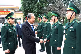 Phó Thủ tướng Thường trực Chính phủ Trương Hòa Bình thăm, chúc Tết cán bộ, chiến sỹ Đồn Biên phòng Cửa khẩu Quốc tế Thanh Thủy, huyện Vị Xuyên. (Ảnh: Minh Tâm/TTXVN)