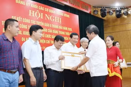 Ông Đinh Đăng Quang, Phó Bí thư Đảng ủy, Phó Tổng Giám đốc Thông tấn xã Việt Nam nhận Bằng khen của Đảng ủy Khối các cơ quan Trung ương về thành tích xuất sắc trong học tập và làm theo tấm gương, đạo đức, phong cách Hồ Chí Minh (từ 2018 đến 20/5/2020). (Ả