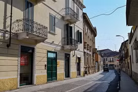 Cảnh vắng vẻ tại một tuyến phố ở Robbio, Italy do dịch COVID-19 ngày 4/4/2020. (Ảnh: AFP/TTXVN)
