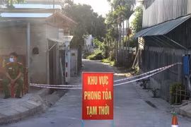 Một khu dân cư ở Khu phố 2, phường Đông Giang, thành phố Đông Hà bị phong tỏa. (Ảnh: Nguyên Lý/TTXVN)