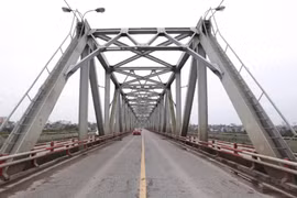 Cầu Chương Dương vắng chưa từng thấy trong những ngày cách ly xã hội. 