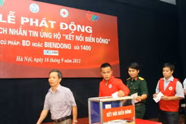 Trao tặng thiết bị thông tin liên lạc cho ngư dân Quảng Nam