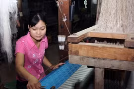 Sản phẩm làng nghề truyền thống Hà Nội lao đao tìm chỗ đứng 