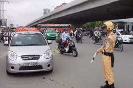 Hà Nội phạt tù lái xe taxi “hất” cảnh sát lên nắp capo