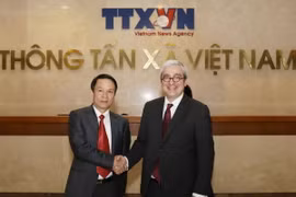 Tổng giám đốc TTXVN Nguyễn Đức Lợi tiếp ngài Emmanuel Hoog, Chủ tịch kiêm Tổng giám đốc điều hành hãng Thông tấn Pháp AFP. (Ảnh: Phương Hoa/TTXVN)