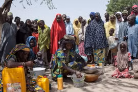 Người dân chờ nhận lương thực cứu trợ tại một trại tị nạn ở Dikwa, Nigeria. (Nguồn: AFP/TTXVN)