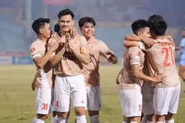 Hậu về Hồ Tấn Tài (số 4) ghi bàn ấn định chiến thắng 3-0 cho Công an Hà Nội trước đội nhì bảng Becamex Bình Dương. (Ảnh: Việt Anh/Vietnam+)