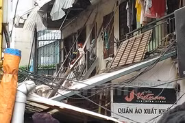 Hiện trường xung quanh khu vực nhà cổ sập. (Ảnh: PV/Vietnam+)