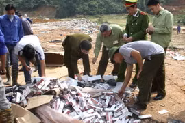Lào Cai tiến hành tiêu hủy hàng giả, đồ chơi mang tính bạo lực