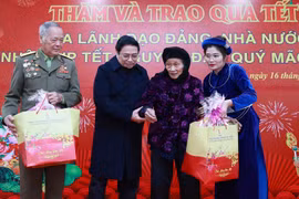 Thủ tướng Phạm Minh Chính tặng quà Tết cho người có công tại tỉnh Cao Bằng. (Ảnh: Dương Giang/TTXVN) 
