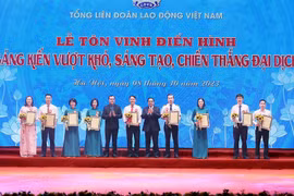 Tôn vinh 9 tác giả, nhóm tác giả có sáng kiến đặc biệt xuất sắc có giá trị làm lợi từ 100 tỷ đồng trở lên. (Ảnh: Dương Giang/TTXVN)