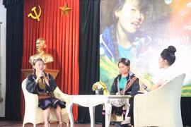 Các khách mời chia sẻ tại buổitọa đàm “Ra khỏi màn sương”. (Ảnh: PV/Vietnam+)