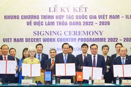 Ký kết Bản ghi nhớ của khung chương trình hợp tác Quốc gia Việt Nam-ILO về việc làm thỏa đáng giai đoạn 2022-2026. (Ảnh: PV/Vietnam+)