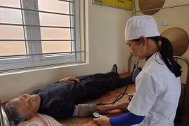 Nhân viên y tế tại trạm y tế xã khám sức khỏe cho người dân. (Ảnh: T.G/Vietnam+)
