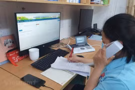 Cán bộ Tổng đài quốc gia bảo vệ trẻ em 111 tiếp nhận các cuộc gọi đến. (Ảnh: PV/Vietnam+)