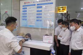 Người dân làm thủ tục khám chưa bệnh bảo hiểm y tế bằng căn cước công dân. (Ảnh: PV/Vietnam+)