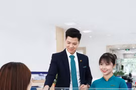 Khách hàng giao dịch tại BIDV. (Ảnh: Vietnam+)