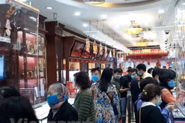 Giao dịch vàng tại doanh nghiệp. (Ảnh: Vietnam+)