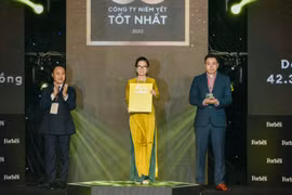 Bà Lê Thị Hòa Bình - Phó Giám đốc Vietcombank chi nhánh Thành phố Hồ Chí Minh nhận giải thưởng của Ban tổ chức. (Ảnh: Vietnam+)