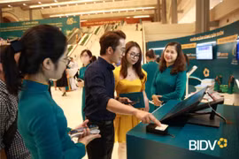 Khách hàng trải nghiệm chuyển khoản bằng căn cước công dân chip trên E-zone. (Ảnh: Vietnam+)