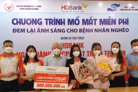 Tổng giá trị tài trợ cho 1.000 ca phẫu thuật mắt từ HDBank là 800 triệu đồng. (Ảnh: Vietnam+)