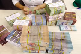 Nhiều ngân hàng đã tăng lãi suất không kỳ hạn lên mức kịch trần cho phép để hút dòng tiền. (Ảnh: Vietnam+)