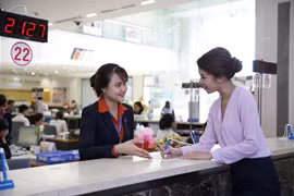 Giao dịch tại Sacombank. (Ảnh: CTV/Vietnam+) 