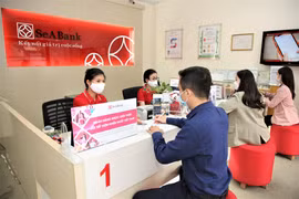 Giao dịch tại SeABank. (Ảnh: CTV/Vietnam+)