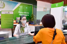 Giao dịch tại Vietcombank. (Ảnh: Vietnam+)