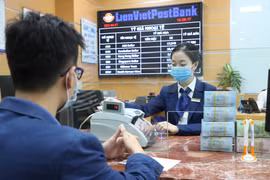 Giao dịch tại LienVietPostBank. (Ảnh: Vietnam+)