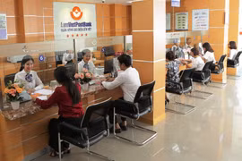 Giao dịch tại LienVietPostBank. (Ảnh: Vietnam+)