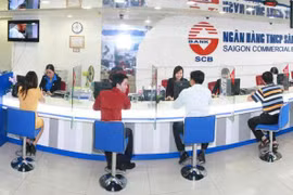 Giao dịch tại SCB. (Ảnh: CTV/Vietnam+) 