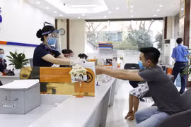 Giao dịch tại SHB. (Ảnh: CTV/Vietnam+)