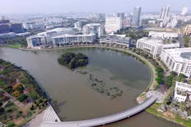 Hồ Bán nguyệt trong Khu đô thị Phú Mỹ Hưng, quận 7, Thành phố Hồ Chí Minh. (Ảnh: Quang Nhựt/TTXVN)