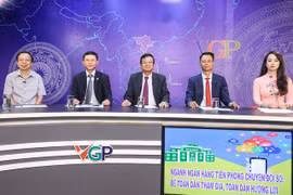 Các khách mời chia sẻ tại tọa đàm. (Ảnh: VGP) 