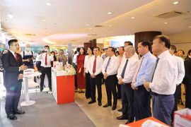 Chủ tịch UBTW MTTQ Việt Nam Đỗ Văn Chiến, Bí thư Đảng ủy Khối DNTW Nguyễn Long Hải và các đồng chí Lãnh đạo tham quan không gian trưng bày, quảng bá thương hiệu, sản phẩm dịch vụ Agribank trong khuôn khổ Hội nghị. (Ảnh: Vietnam+)