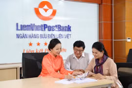 Nhân viên LienVietPostBank tư vấn cho khách hàng hưu trí. (Ảnh: Vietnam+)