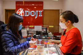Giao dịch vàng tại Doji. (Ảnh: Vietnam+)