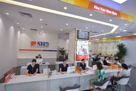 Giao dịch tại SHB. (Ảnh: CTV/Vietnam+)