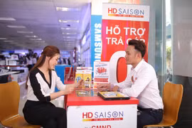 Nhân viên HD SAISON tư vấn cho khách hàng vay vốn. (Ảnh: Vietnam+)