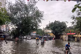 Chợ Triều Khúc (Thanh Xuân) đã thành một biển hồ lớn. (Ảnh: PV/Vietnam+)