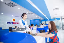 Giao dịch tại Vietbank. (Ảnh: CTV/Vietnam+)
